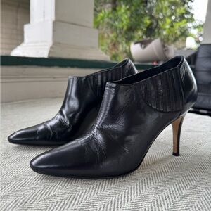 Manolo Blahnik Black Leather Pointed Toe Heeled Booties